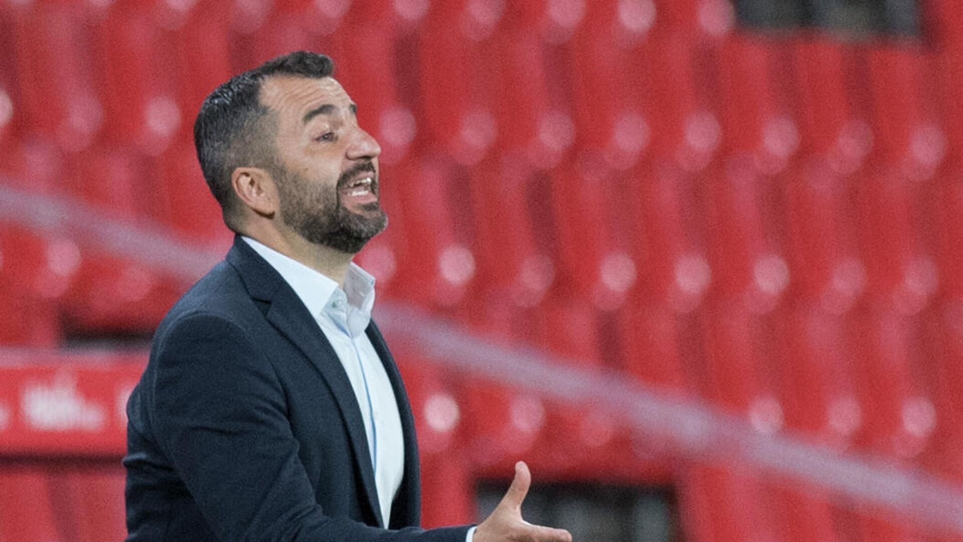 Granada's Spanish coach Diego Martinez Penas gestures during the Spanish league football match Granada FC against Real Madrid CF at the Nuevo Los Carmenes stadium in Granada on May 13, 2021. (Photo by JORGE GUERRERO / AFP) - РИА Новости, 1920, 28.05.2021