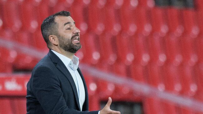 Granada's Spanish coach Diego Martinez Penas gestures during the Spanish league football match Granada FC against Real Madrid CF at the Nuevo Los Carmenes stadium in Granada on May 13, 2021. (Photo by JORGE GUERRERO / AFP)