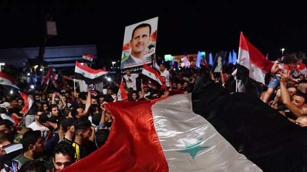 Люди радуются победе на президентских выборах Башара Асада на центральной площади Дамаска