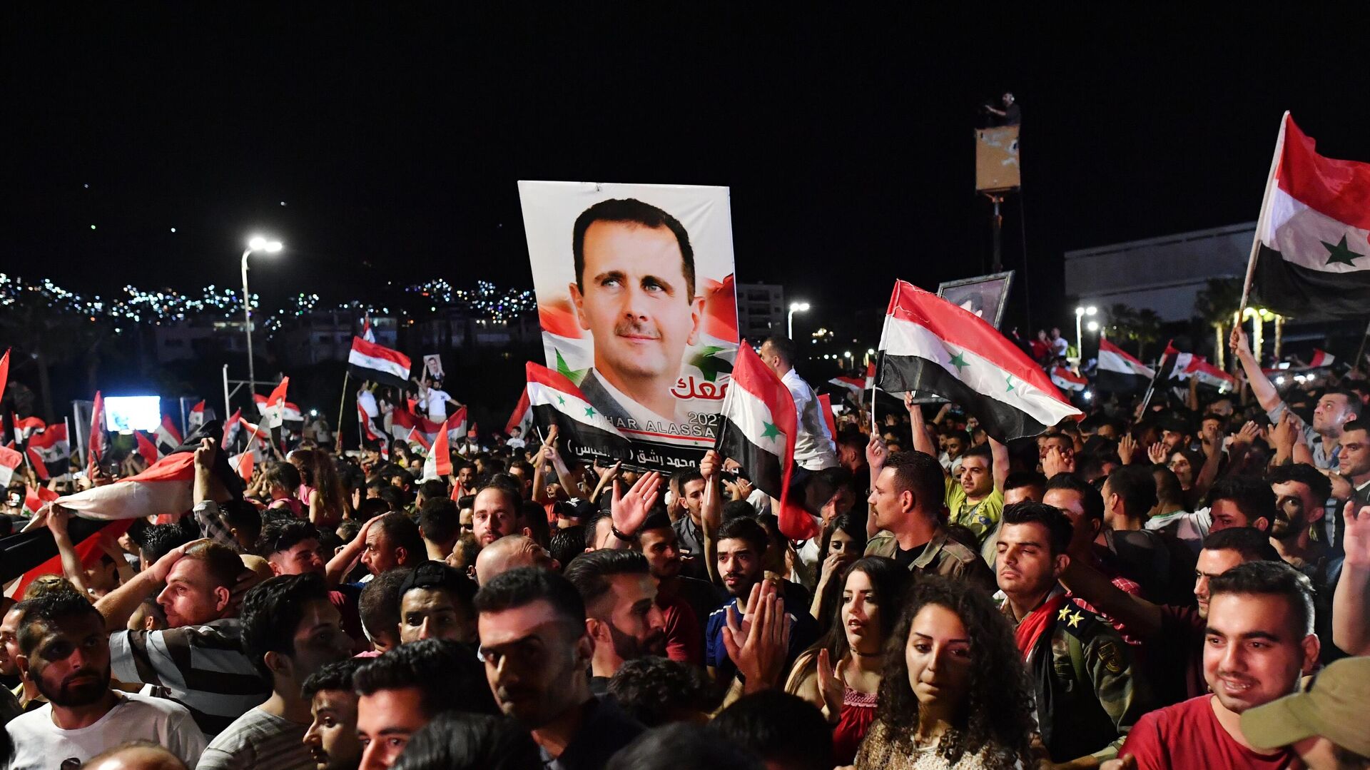 Люди радуются победе на президентских выборах Башара Асада на центральной площади Дамаска - РИА Новости, 1920, 28.05.2021