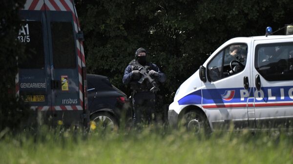 Сотрудники правоохранительных органов на месте нападения на полицейскую в городе Нант, Франция