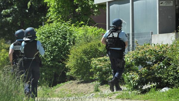 Сотрудники правоохранительных органов на месте нападения на полицейскую в городе Нант, Франция