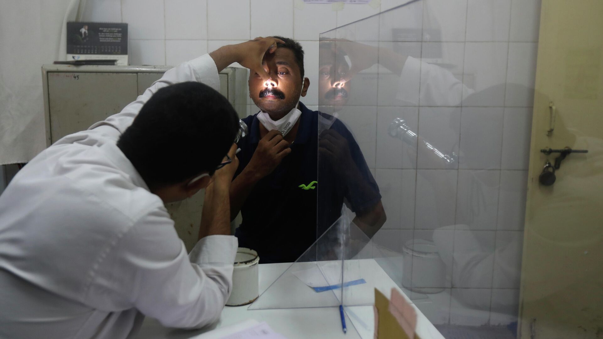Врач осматривает мужчину на предмет симптомов мукормикоза в больнице Мумбаи в Индии - РИА Новости, 1920, 11.06.2021