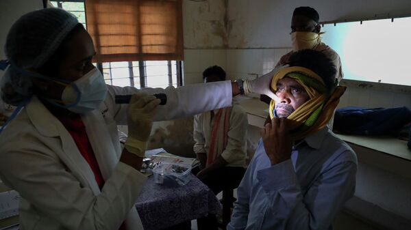 Врач осматривает человека, инфицированного черным грибком в отделении мукормикоза государственной больницы Хайдарабаде в Индии