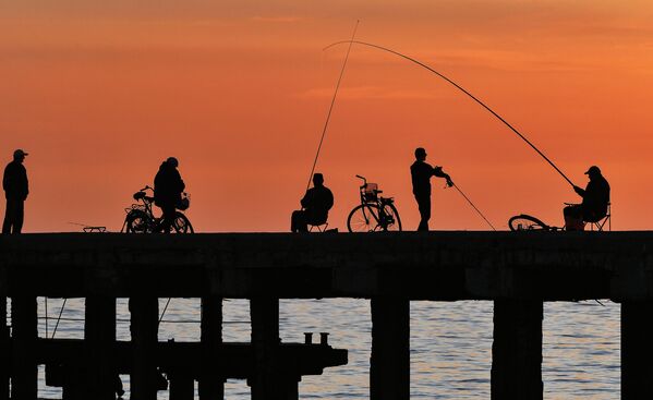 Рыбаки на набережной в Крыму
