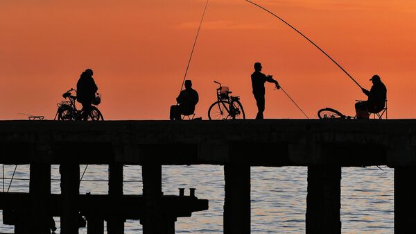 Рыбаки на набережной в Крыму