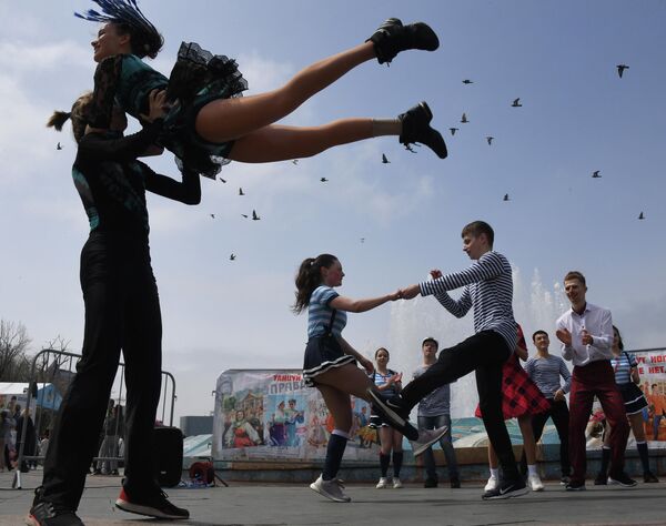 Празднование Первого мая на набережной Спортивной гавани во Владивостоке