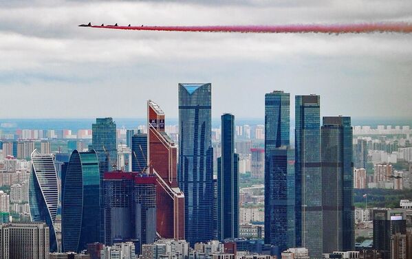 Самолеты-буксировщики мишеней Су-25БМ пролетают над деловым центром Москва-сити во время воздушной части парада в честь 76-й годовщины Победы в Великой Отечественной войне