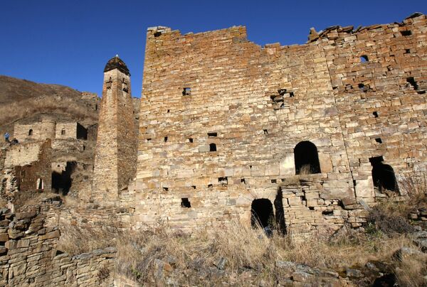 Развалины башенного комплекса и боевая башня 15-16 веков в древнем селении Никарой Итум-Калинского района Чечни
