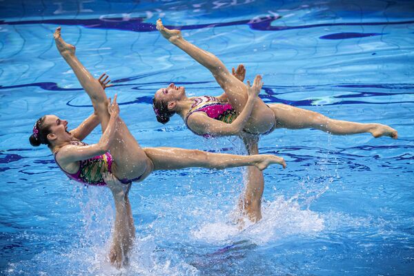 Спортсменки сборной России выступают с технической программой в групповых соревнованиях по синхронному плаванию на чемпионате Европы по водным видам спорта в Будапеште