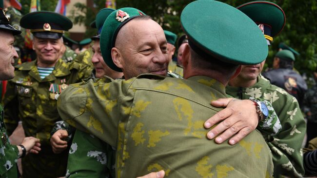 Пограничники в запасе празднуют День пограничных войск в сквере 40-летия Победы у памятника воинам-пограничникам в Новосибирске