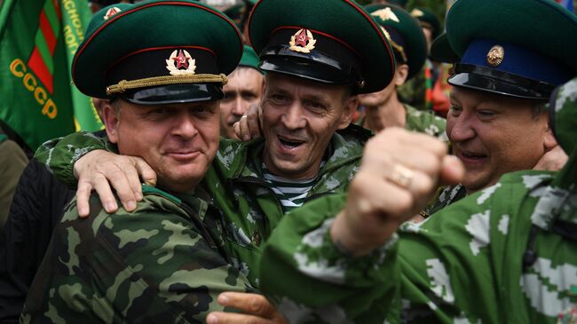 Пограничники в запасе празднуют День пограничных войск