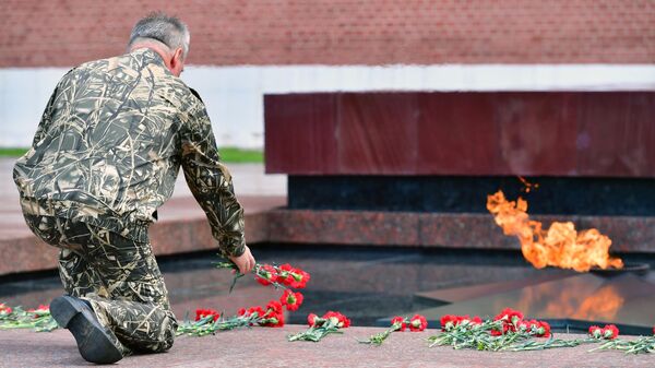 Ветеран-пограничник во время возложения цветов к Могиле Неизвестного Солдата у Кремлевской стены в Александровском саду в День пограничных войск