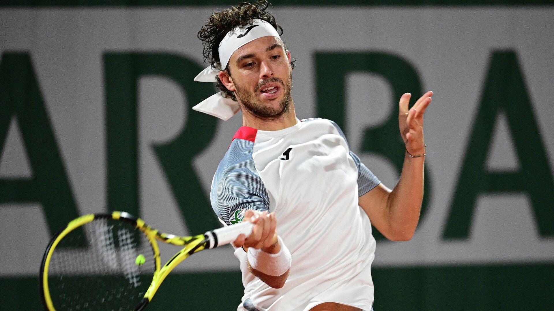 Italy's Marco Cecchinato returns the ball to Germany's Alexander Zverev during their men's singles third round tennis match on Day 6 of The Roland Garros 2020 French Open tennis tournament in Paris on October 2, 2020. (Photo by MARTIN BUREAU / AFP) - РИА Новости, 1920, 28.05.2021