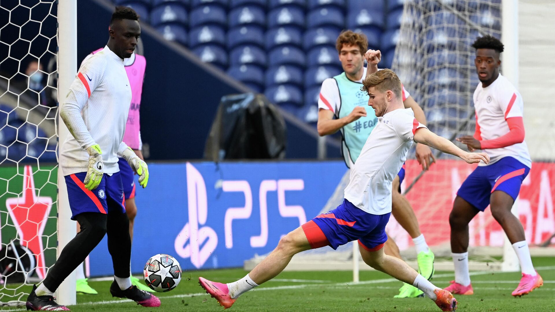 Chelsea's German forward Timo Werner kicks the ball during a training session at the Dragao stadium in Porto on May 28, 2021 on the eve of the UEFA Champions League final football match between Manchester City and Chelsea. (Photo by PIERRE-PHILIPPE MARCOU / AFP) - РИА Новости, 1920, 29.05.2021