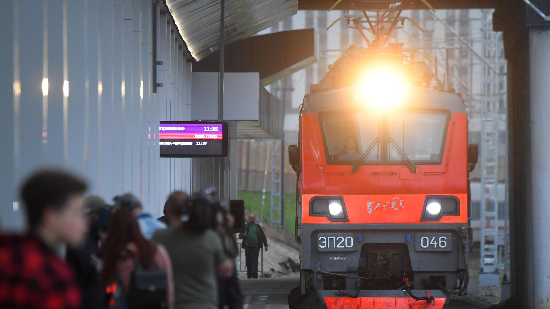 Пассажирский поезд прибывает на железнодорожный вокзал - РИА Новости, 1920, 29.06.2021
