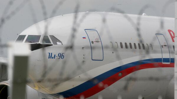 Самолет Ил-96 специального летного отряда Россия, прибывший за возвращающимися из Чехии в Россию дипломатами