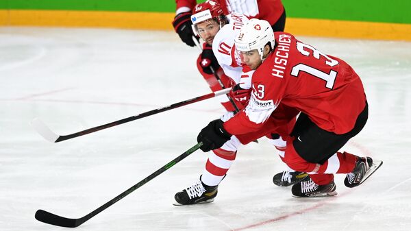 Слева направо: Сергей Толчинский (Россия) и Нико Хишир (Швейцария) в матче группового этапа чемпионата мира по хоккею 2021 между сборными командами Швейцарии и России.