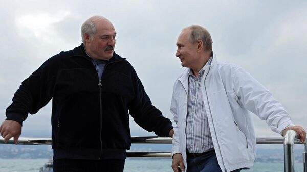 Президент РФ Владимир Путин и президент Белоруссии Александр Лукашенко во время морской прогулки