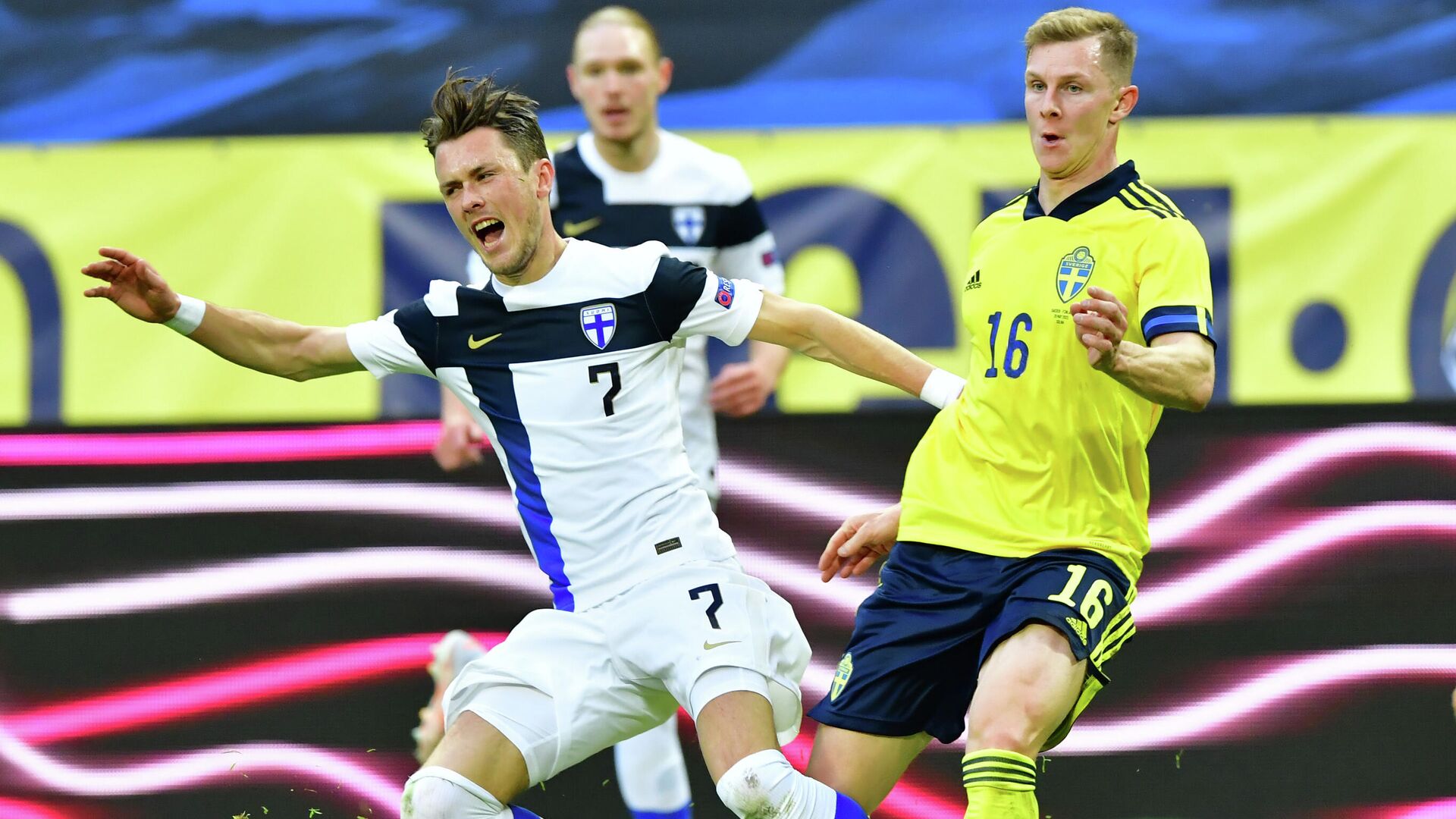 Soccer Football - International Friendly - Sweden v Finland - Friends Arena, Stockholm, Sweden - May 29, 2021  Finland's Thomas Lam in action with Sweden's Emil Krafth TT News Agency via REUTERS/Jonas Ekstromer/tt THIS IMAGE HAS BEEN SUPPLIED BY A THIRD PARTY. IT IS DISTRIBUTED, EXACTLY AS RECEIVED BY REUTERS, AS A SERVICE TO CLIENTS. SWEDEN OUT. NO COMMERCIAL OR EDITORIAL SALES IN SWEDEN.. - РИА Новости, 1920, 29.05.2021