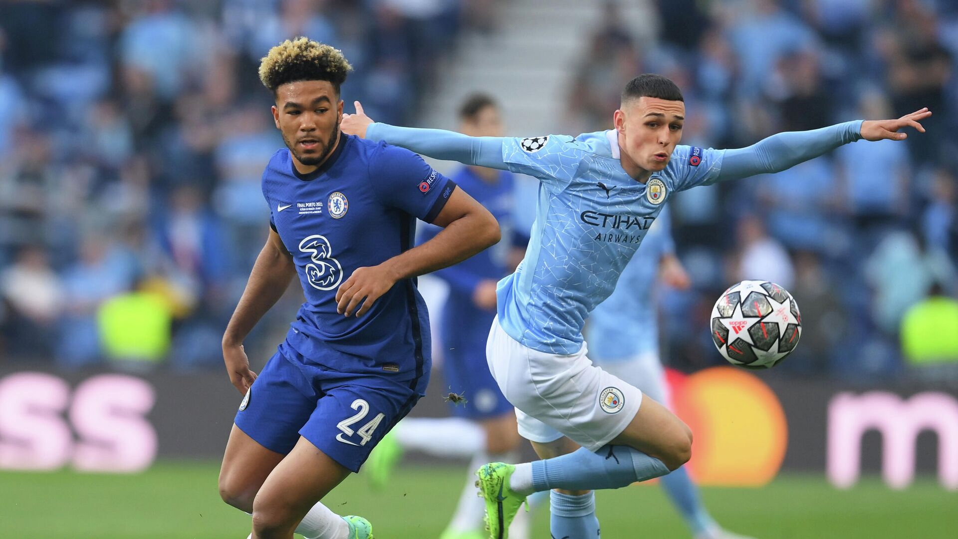 Soccer Football - Champions League Final - Manchester City v Chelsea - Estadio do Dragao, Porto, Portugal - May 29, 2021  Chelsea's Reece James in action with Manchester City's Phil Foden Pool via REUTERS/David Ramos - РИА Новости, 1920, 30.05.2021