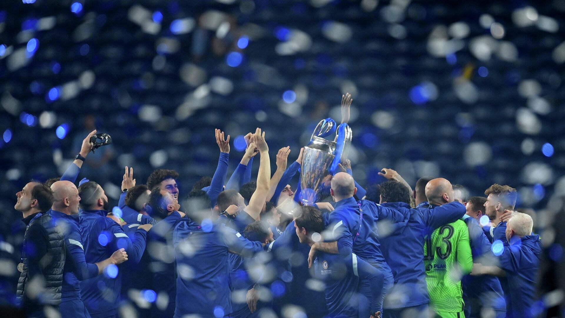 Soccer Football - Champions League Final - Manchester City v Chelsea - Estadio do Dragao, Porto, Portugal - May 29, 2021 Chelsea players celebrates with the trophy as Chelsea manager Thomas Tuchel (L) looks on after winning the Champions League Pool via REUTERS/David Ramos     TPX IMAGES OF THE DAY - РИА Новости, 1920, 30.05.2021