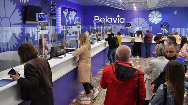 Очередь на возврат билетов в офисе белорусской авиакомпании Белавиа в Минске