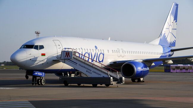Самолет Boeing 737-800 белорусской авиакомпании Белавиа в национальном аэропорту Минск