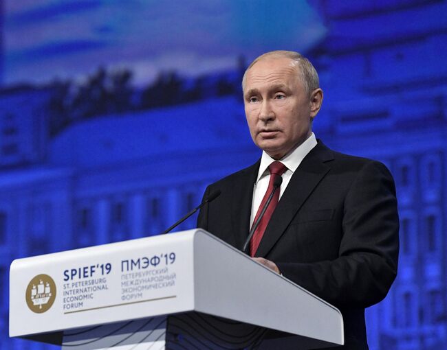 Президент РФ Владимир Путин выступает на пленарном заседании Петербургского международного экономического форума 2019 