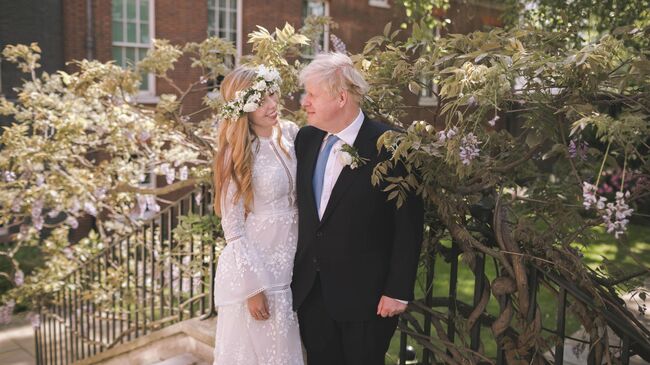 Борис Джонсон и Кэрри Саймондс во время свадьбы