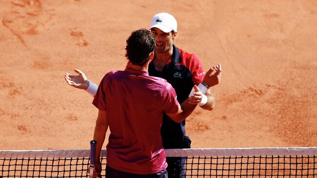 Tennis - French Open - Roland Garros, Paris, France - May 30, 2021 Spain's Pablo Andujar shakes hands with Austria's Dominic Thiem after winning his first round match REUTERS/Christian Hartmann