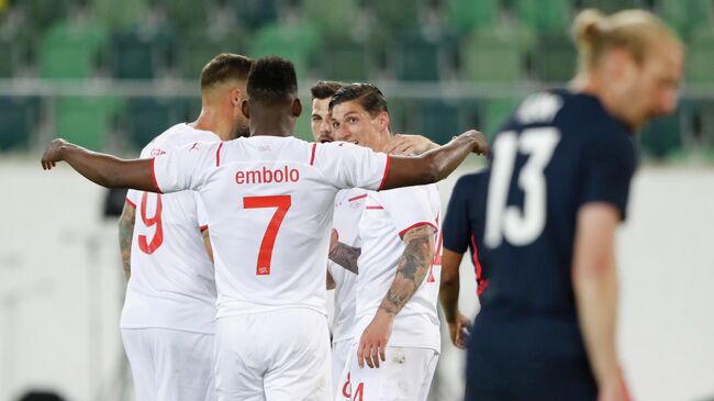 Soccer Football - International Friendly - Switzerland v United States - Kybunpark, St. Gallen, Switzerland - May 30, 2021 Switzerland's Steven Zuber celebrates scoring their second goal with teammates REUTERS/Arnd Wiegmann