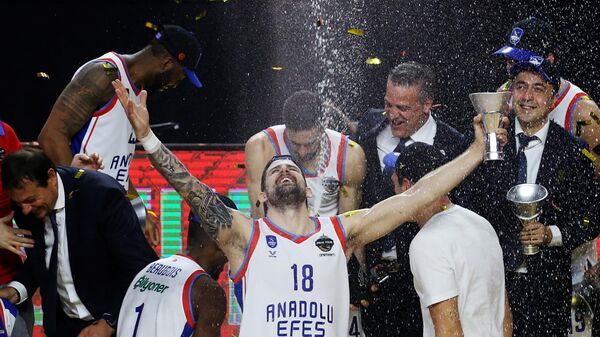 Игрок БК Анадолу Эфес Адриен Морман (в центре) на церемонии награждения после окончания финального матча финала четырех баскетбольной Евролиги сезона 2020/2021 между БК Барселона (Испания, Барселона) и БК Анадолу Эфес (Турция, Стамбул).