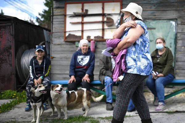 Женщина после вакцинации от коронавирусной инфекции в дачном обществе Березка под Новосибирском