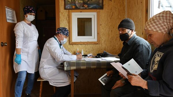 Пациенты во время проведения выездной вакцинации от коронавирусной инфекции в дачном обществе Березка под Новосибирском