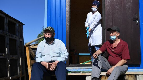 Пациенты в ожидании своей очереди во время проведения выездной вакцинации от коронавирусной инфекции в дачном обществе Березка под Новосибирском
