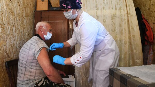 Пациент во время проведения выездной вакцинации от коронавирусной инфекции в дачном обществе Березка под Новосибирском