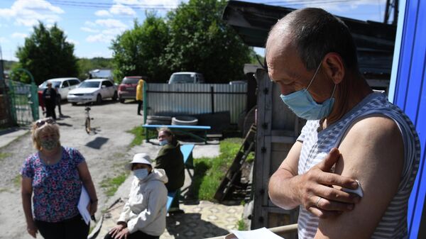 Мужчина после вакцинации от коронавирусной инфекции в дачном обществе Березка под Новосибирском