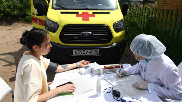 Пациентка во время проведения выездной вакцинации от коронавирусной инфекции в СНТ Волга под Казанью