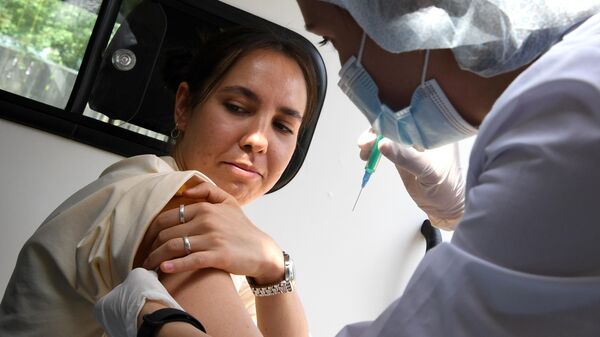 Пациентка во время проведения выездной вакцинации от коронавирусной инфекции в СНТ Волга под Казанью