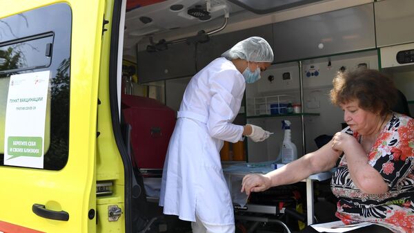 Пациент во время проведения выездной вакцинации от коронавирусной инфекции в СНТ Волга под Казанью