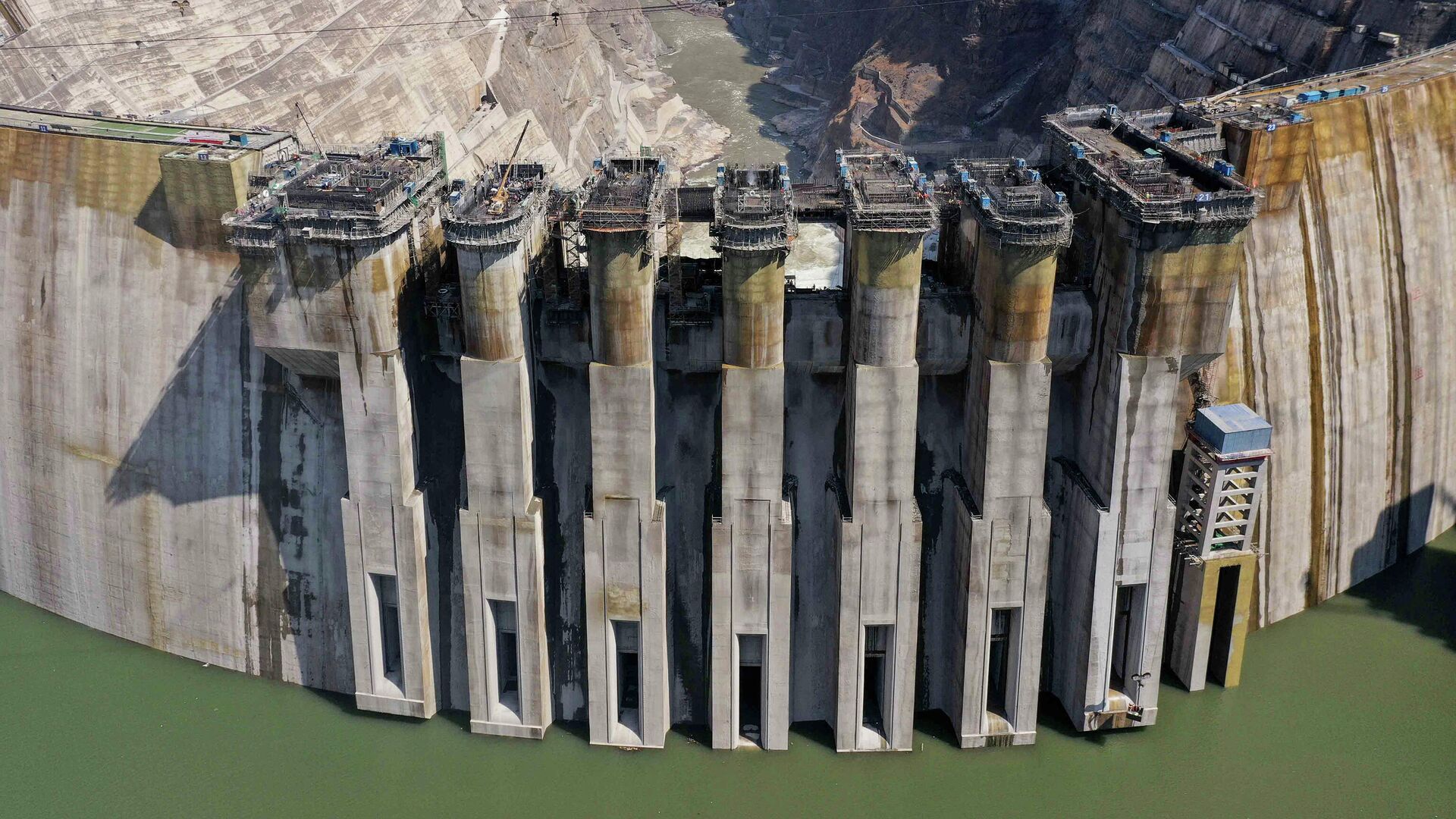 Самая высокая дамба. Плотина Байхэтань. ГЭС Байхэтань в Китае. Гидроэлектростанция Байхэтань. Три ущелья ГЭС Янцзы.
