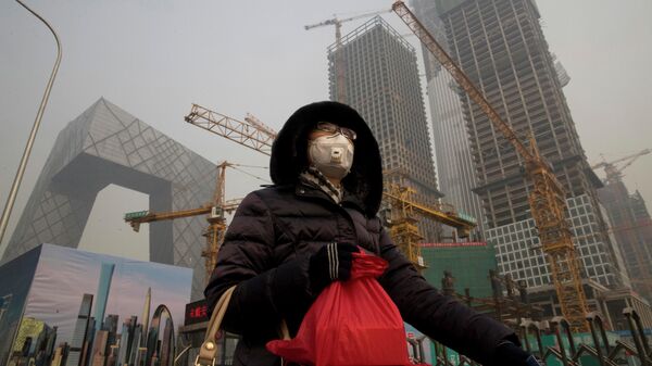 Девушка в защитной маске в Пекине на фоне строящихся зданий