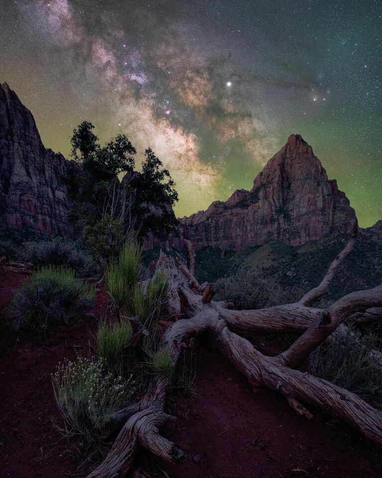 Работа фотографа Brandt Ryder “The watchman” в фотоконкурсе 2021 Milky Way photographer of the year