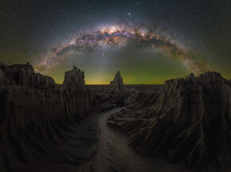 Работа фотографа Daniel Thomas Gum “Dragon’s Lair” в фотоконкурсе 2021 Milky Way photographer of the year