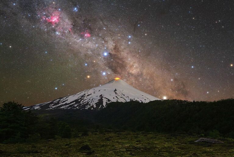 Работа фотографа Tomas Slovinsky “Volcano and cross” в фотоконкурсе 2021 Milky Way photographer of the year