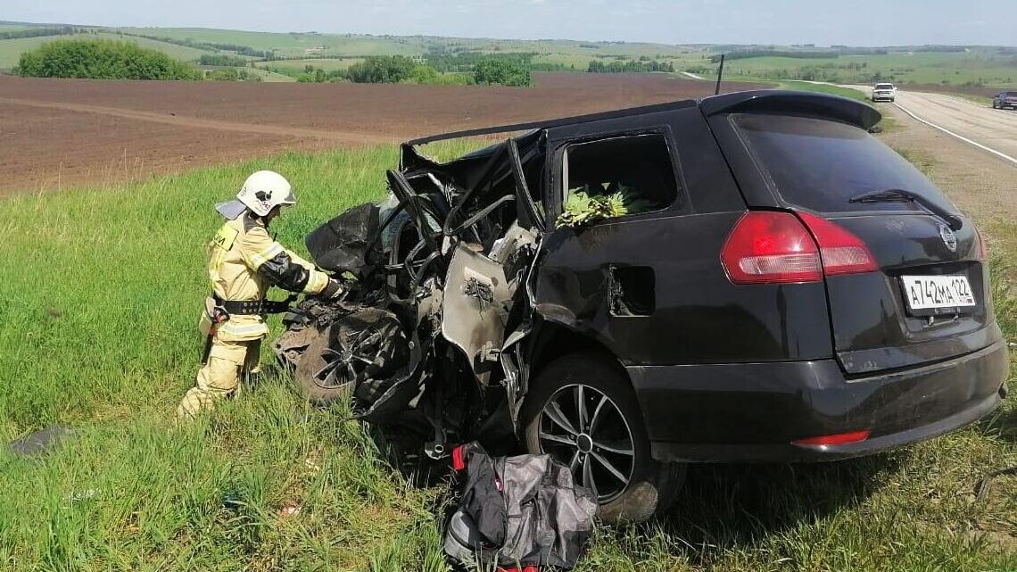 На месте ДПТ с участием двух легковых автомобилей в Ельцовском районе Алтайского края - РИА Новости, 1920, 19.07.2021