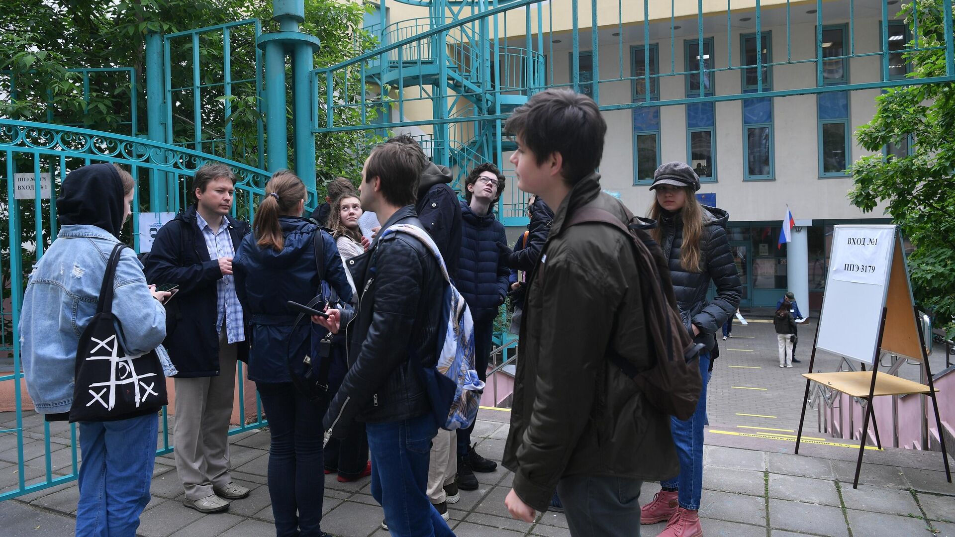 Ученики возле здания ГБОУ школы №2030 в Москве перед началом единого государственного экзамена - РИА Новости, 1920, 03.06.2021