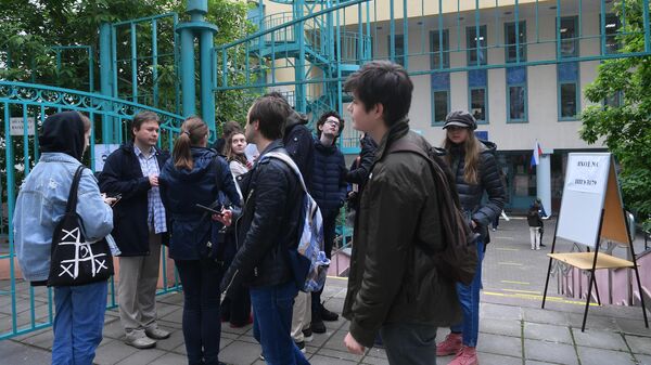 Ученики возле здания ГБОУ школы №2030 в Москве перед началом единого государственного экзамена