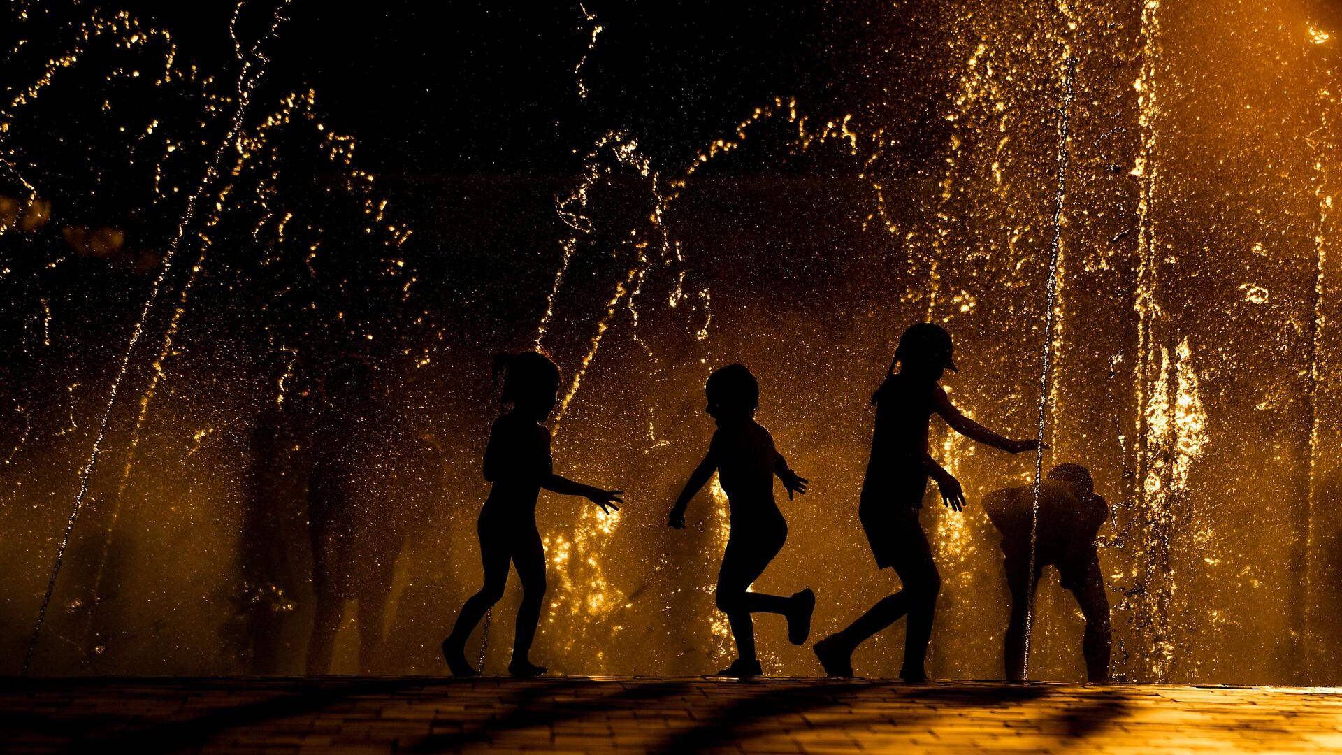 Дети играют в фонтане - РИА Новости, 1920, 01.06.2021